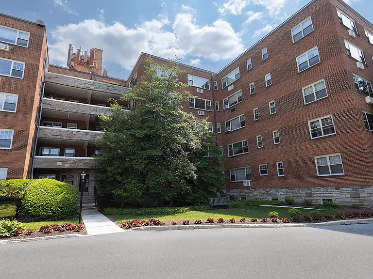429 Apartments — Photo 32