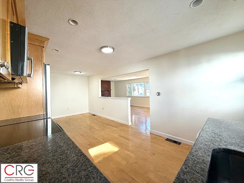 3 bed, 1100 sqft, $3,000 — Photo 3