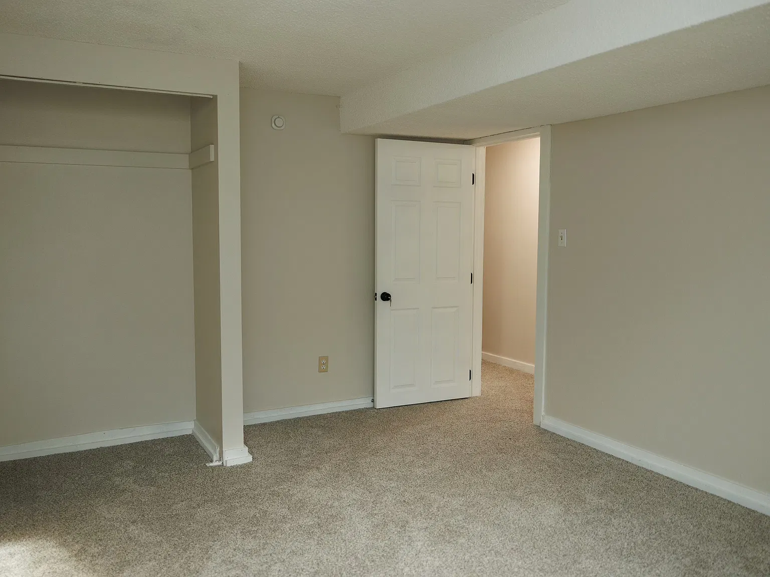 2 bed, 1100 sqft, $1,300 — Photo 4