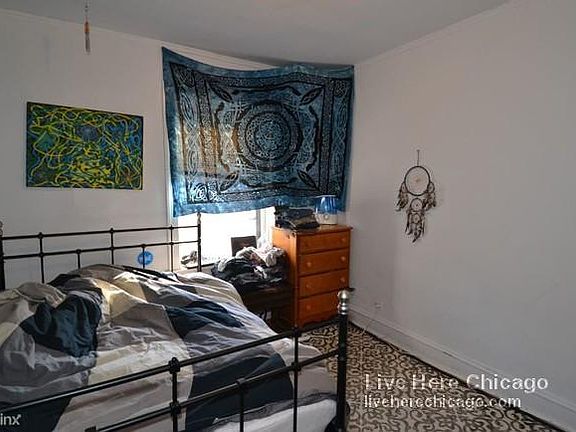 2nd image of 3823 N Greenview Ave APT Gdn