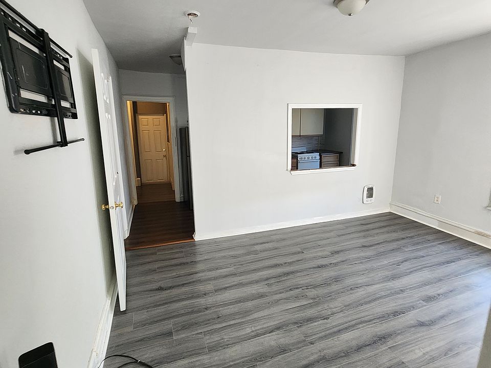 1st image of 11 E Elm St