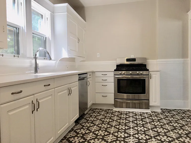 221 S Hamilton St — Photo 4