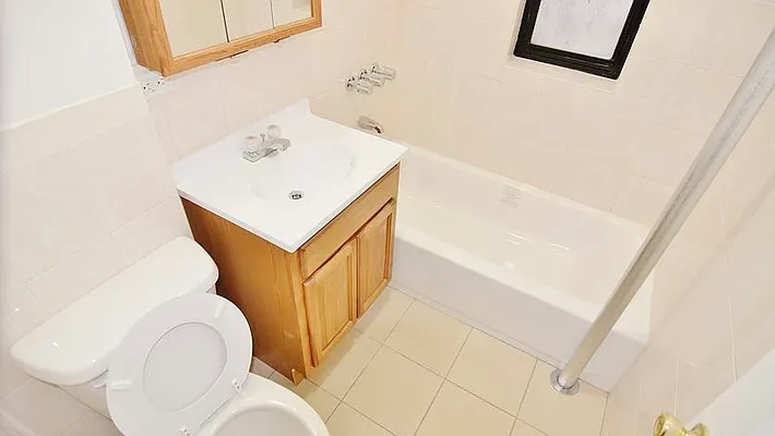 Rented by Park Property Advisors | media 4