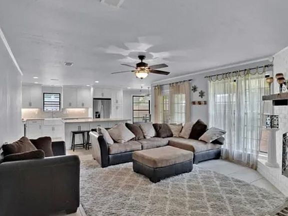 5th image of 303 Walnut Cir