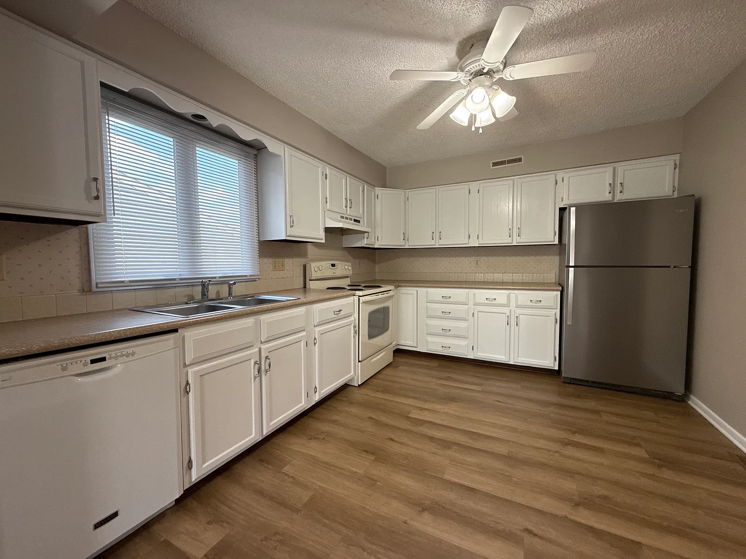 3 bed, 1810 sqft, $1,895 — Photo 2