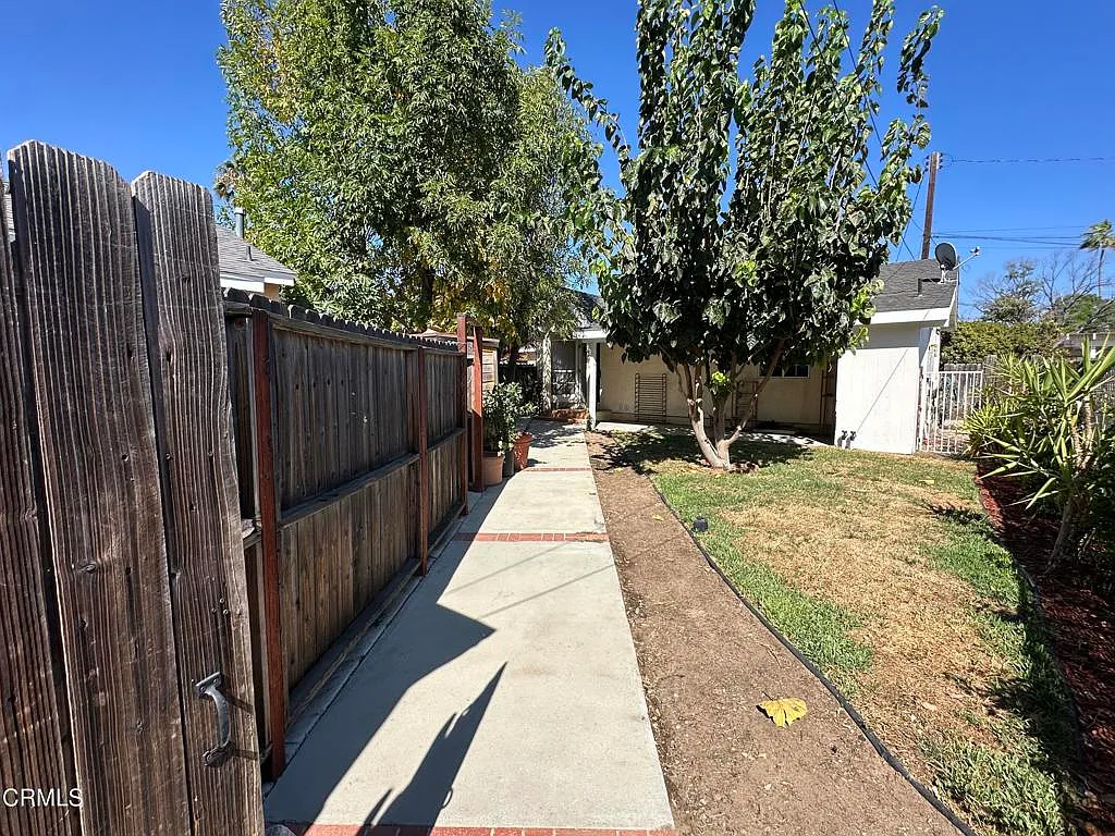 2 bed, 1.0 bath, 847 sqft, $3,000 — Photo 2