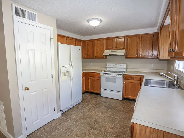 14 E Ridge Rd — Photo 2