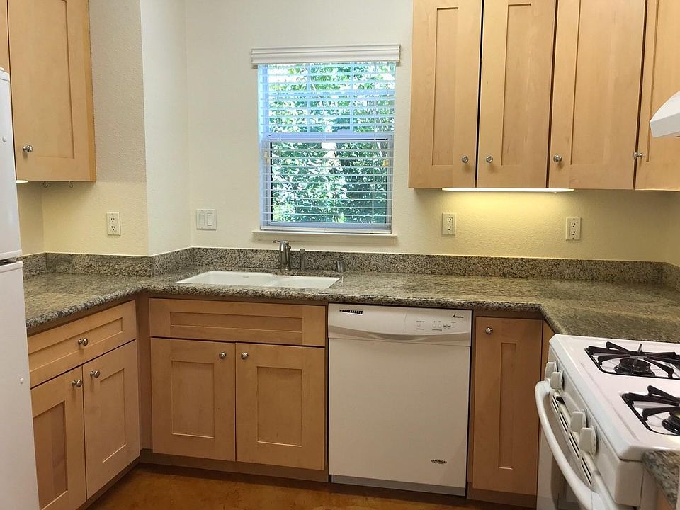1st image of 146 Valley Oak Dr