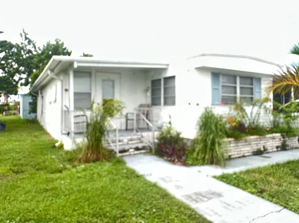 310 3rd St W, Nokomis, FL 34275