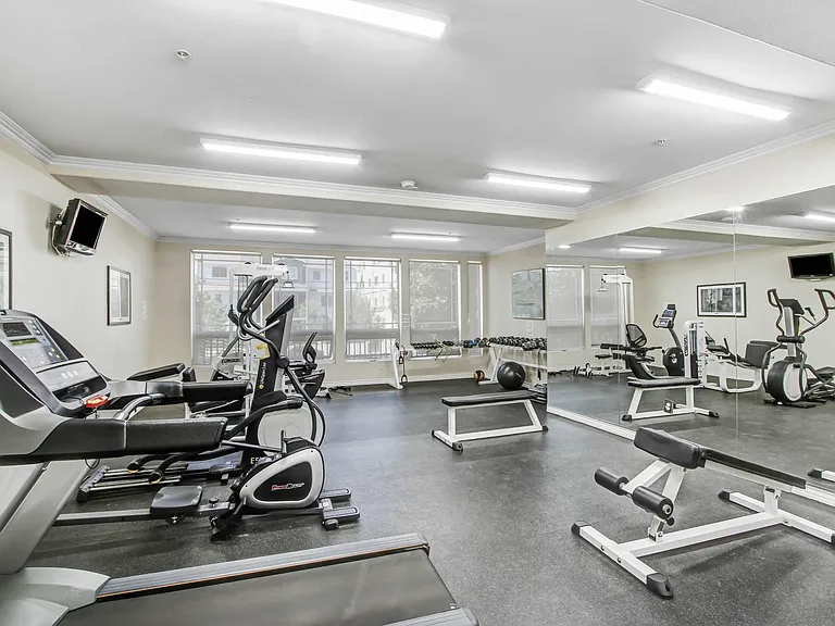 Toluca Court — Photo 20