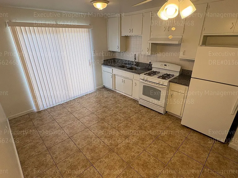 1921 Baker St — Photo 10