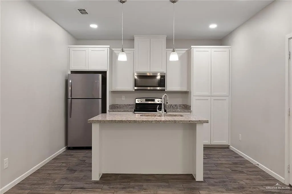 3 bed, 2.0 bath, 1068 sqft, $1,100 — Photo 4