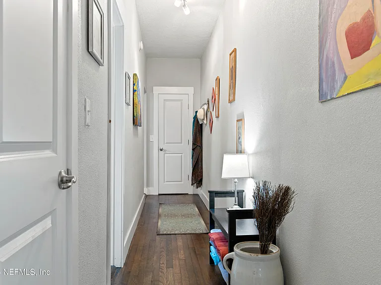 909 Cedar St — Photo 6