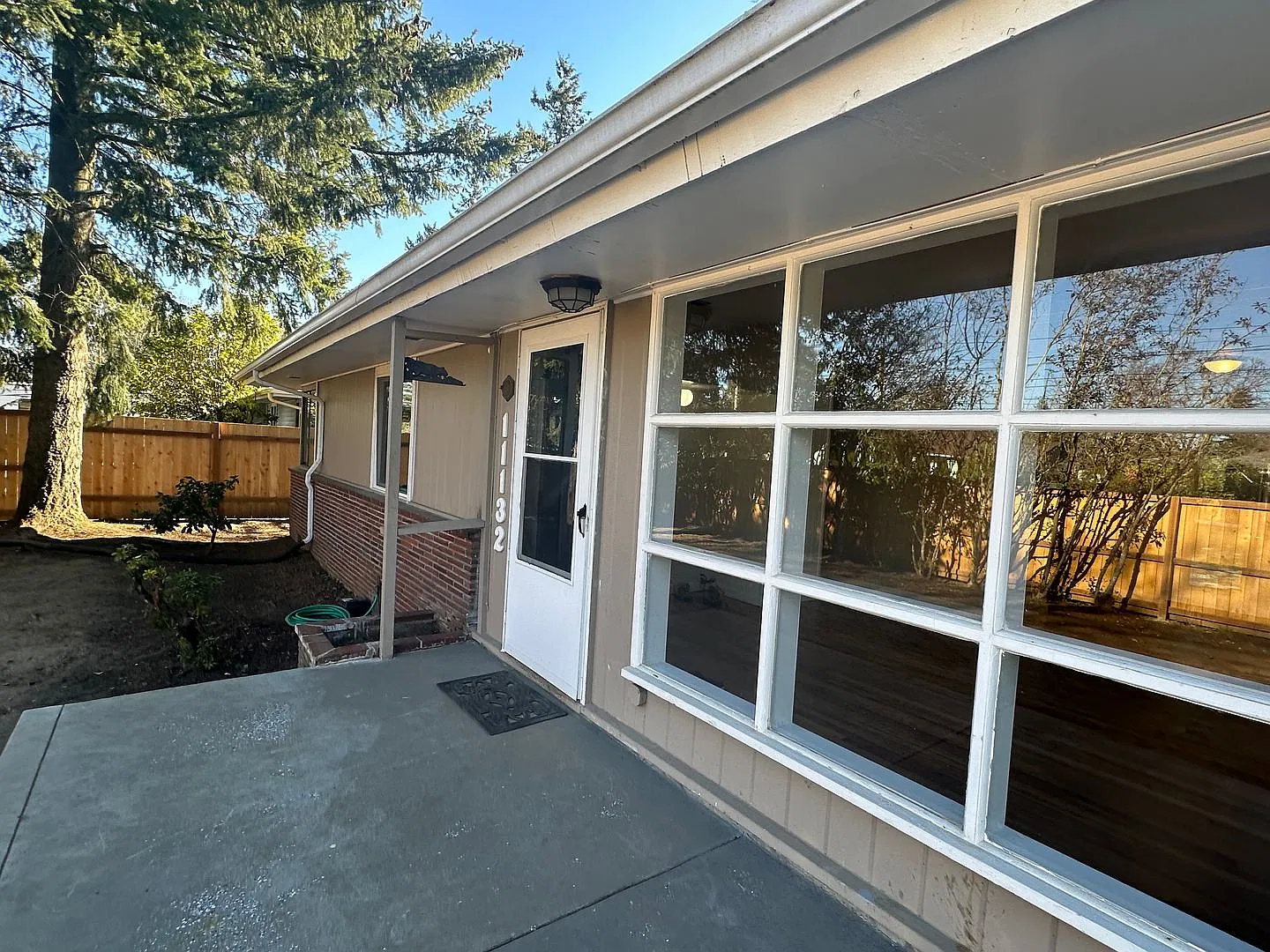 Beautifully Restored Ranch Style Home with huge Backyard — Photo 1