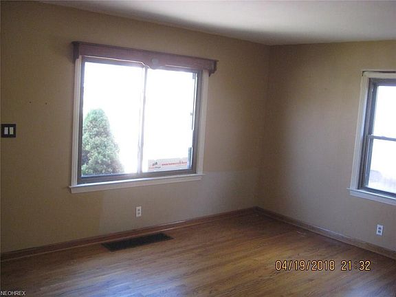 3rd image of 2464 Albrecht Ave