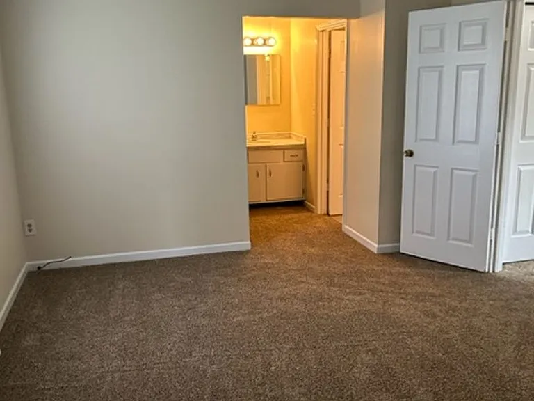 481 Woodview Dr — Photo 16