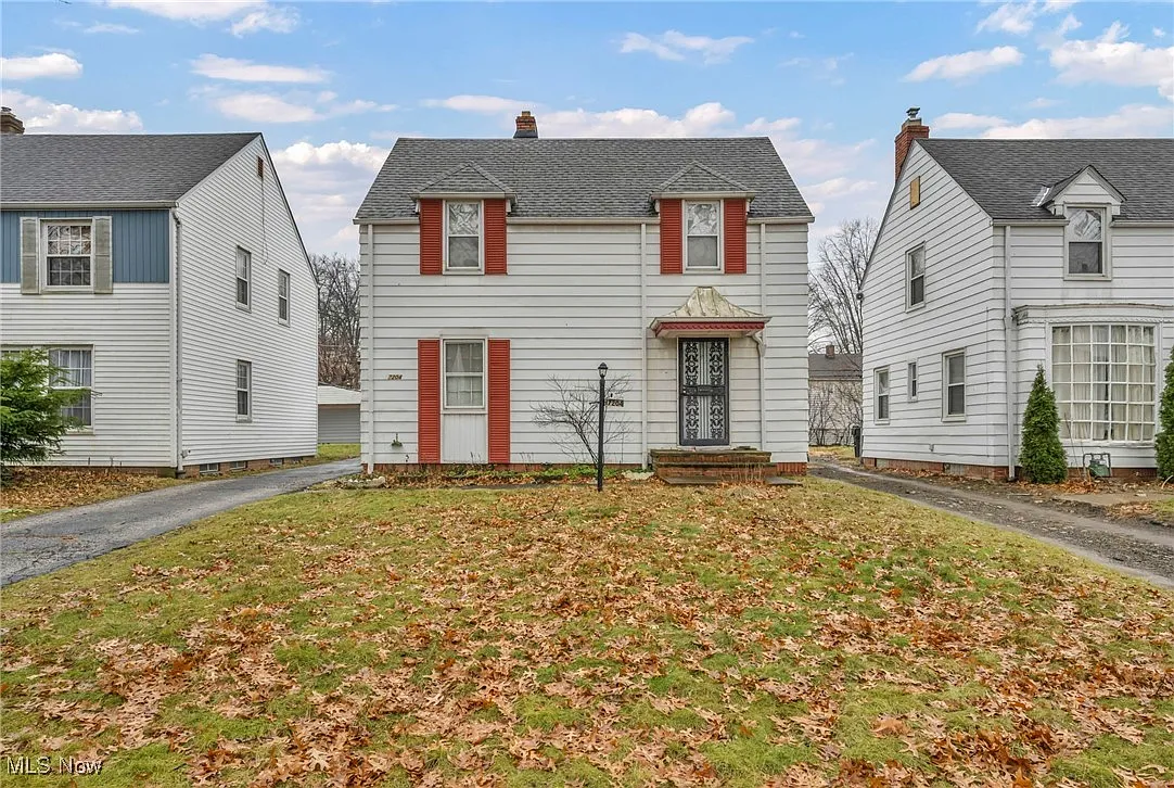 17204 Walden Ave photo 1