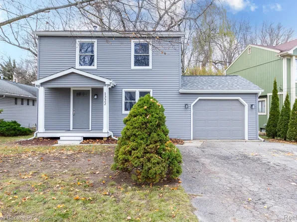 1222 Bangor Rd, Waterford, MI 48328