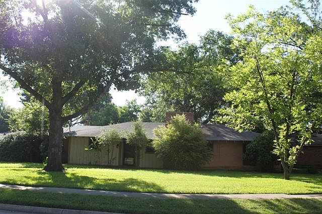 1st image of 2911 College Cir