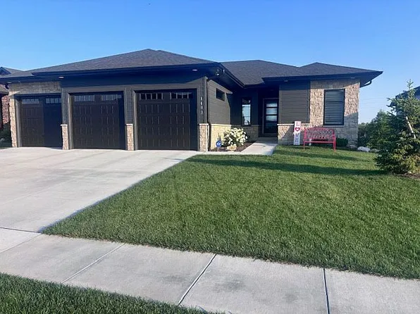 1403 E 8th St, Hickman, NE 68372
