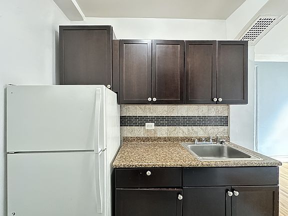4th image of 1373 W Estes Ave #B2