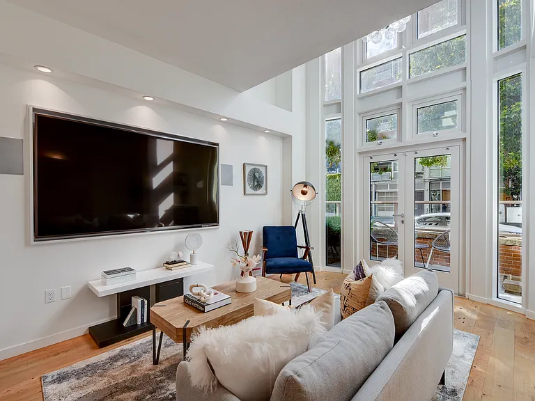 88 King St #110 — Photo 3