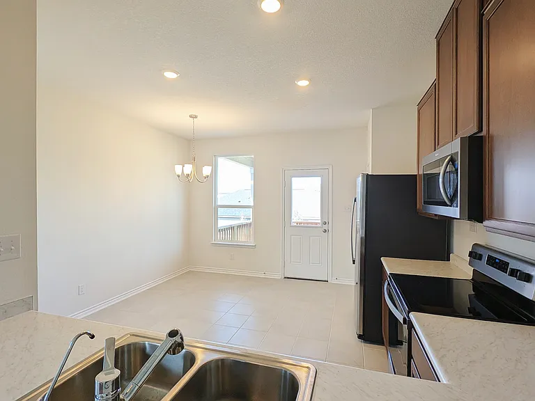 15611 Electra Cir — Photo 5