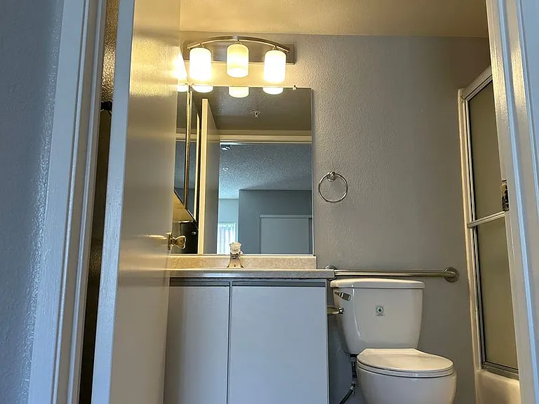 Russell Court Apartments — Photo 9