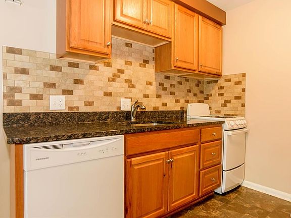 2nd image of 417 La Plaza Ct