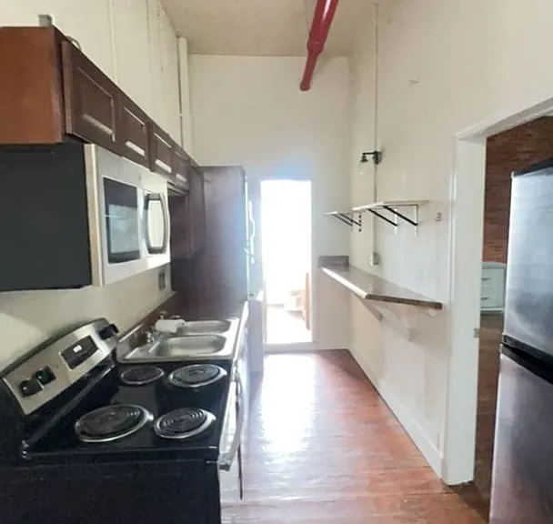 207-208 Adamson Sq — Photo 6