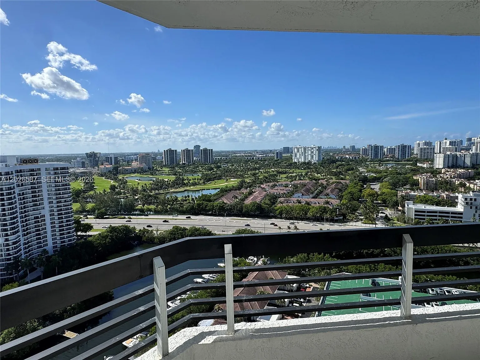 Mystic Pointe Tower 500 C — Photo 1