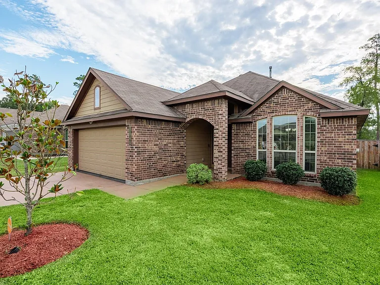 1945 Briar Grove Dr — Photo 1