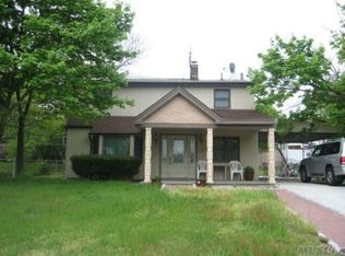 16 Shelter Ln, Levittown, NY 11756