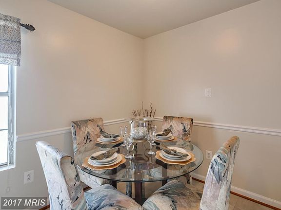 5th image of 608 Greenbriar Ln