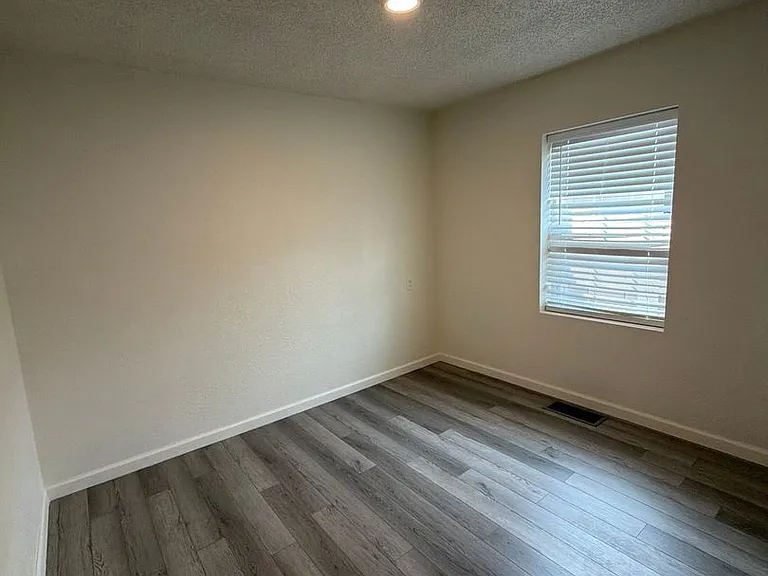 2410 Englewood Ave — Photo 11