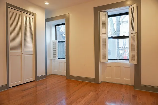 Rented by E Realty International Corp | media 7