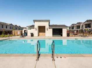 565 N Helm Ave, Clovis, CA 93611