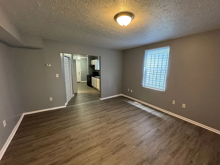 1122 S Sheffield Ave — Photo 6