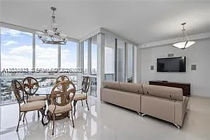 Trump Royale Condo — Photo 3