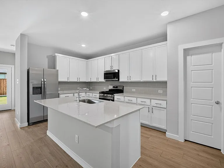 709 Summerberry Dr — Photo 3