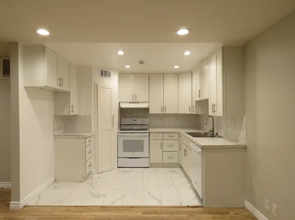 18547 Collins St APT B14, Tarzana, CA 91356