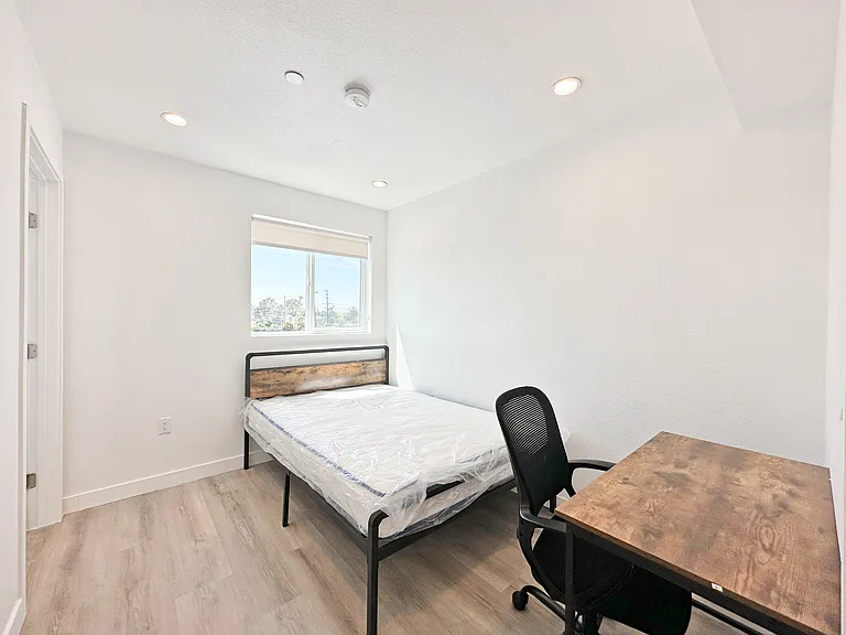1363 W 35th St #9 — Photo 16