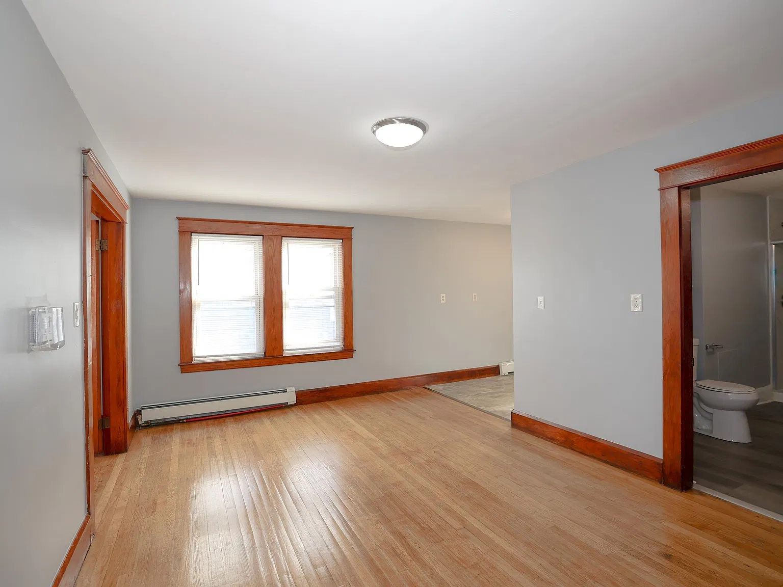 3 bed, 1.0 bath, 1960 sqft, $2,600 — Photo 4
