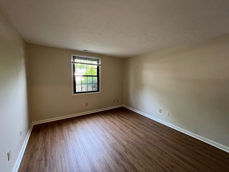 7201-7223 Beacon Hill Dr — Photo 8