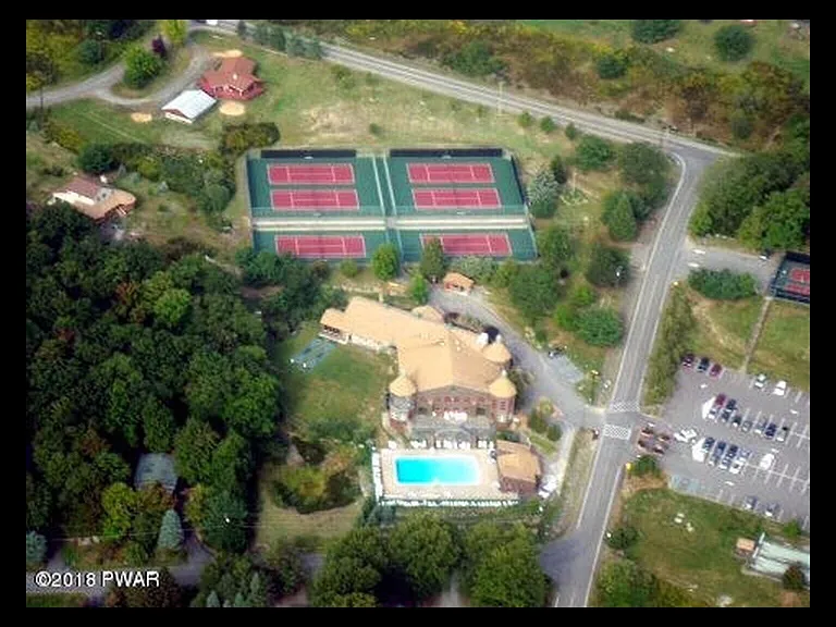 CLUB HOUSE
