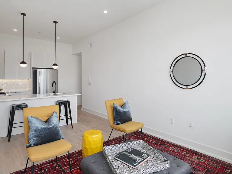 Stunning Apartment on Snyder Ave — Photo 3