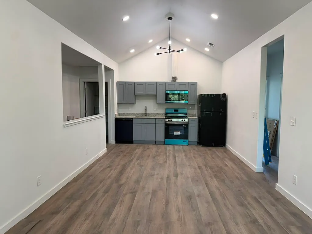 2 bed, 892 sqft, $1,375 — Photo 2