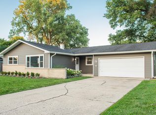 863 N McLean Blvd, Elgin, IL 60123