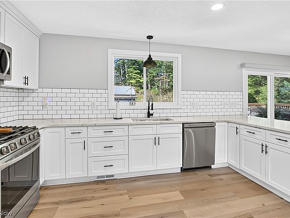 3rd image of 207 Spring Creek Rd