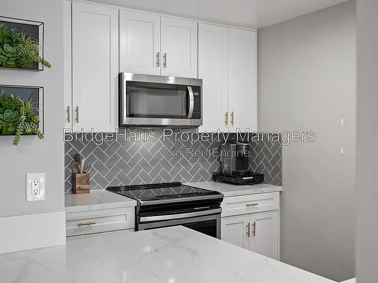 2607 Pirineos Way #302 — Photo 8